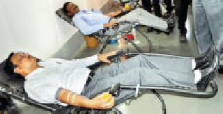 Judge, lawyer, employees' blood donation | न्यायाधीश, वकील, कर्मचाऱ्यांचे रक्तदान Judge, lawyer, employees' blood donation | न्यायाधीश, वकील, कर्मचाऱ्यांचे रक्तदान