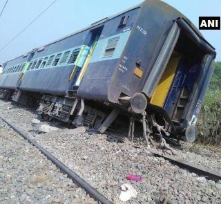 Train crashed in Uttar Pradesh, 8 injured | उत्तर प्रदेशात ट्रेन रुळावरुन घसरली, 8 जखमी Train crashed in Uttar Pradesh, 8 injured | उत्तर प्रदेशात ट्रेन रुळावरुन घसरली, 8 जखमी