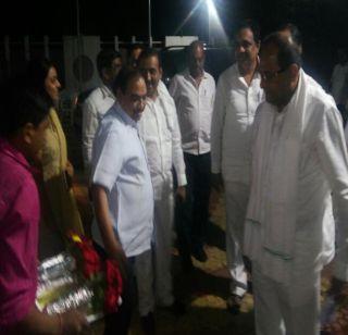 VIDEO: Conflicts at Eknath Khadsen farmhouse breakfast | VIDEO : एकनाथ खडसेंच्या फार्महाऊसवर संघर्ष यात्रेकरुंचा नाश्ता VIDEO: Conflicts at Eknath Khadsen farmhouse breakfast | VIDEO : एकनाथ खडसेंच्या फार्महाऊसवर संघर्ष यात्रेकरुंचा नाश्ता