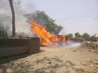 Five houses burnt to the fire! | पाच घरे आगीत जळून खाक !