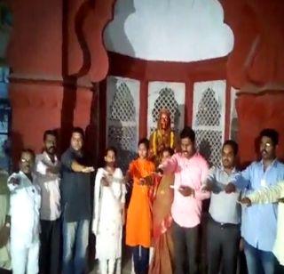 VIDEO: Dowry will not take-no, the sworn oath by the youngsters | VIDEO : हुंडा घेणार नाही-देणार नाही, तरुणतरुणींनी घेतली शपथ VIDEO: Dowry will not take-no, the sworn oath by the youngsters | VIDEO : हुंडा घेणार नाही-देणार नाही, तरुणतरुणींनी घेतली शपथ