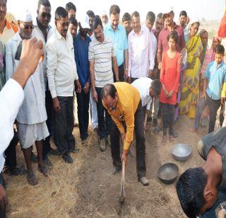 Shramdan from Mahadev Jankar | माणच्या मातीत महादेव जानकरांकडून श्रमदान Shramdan from Mahadev Jankar | माणच्या मातीत महादेव जानकरांकडून श्रमदान