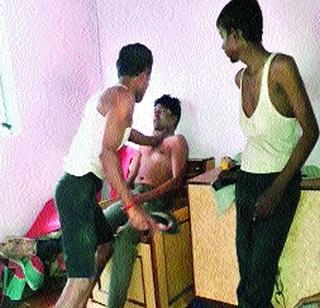 VIDEO - Chuck the rug from the youth to the youth | VIDEO - शेरेबाजी केल्याच्या रागातून तरुणाला चोप