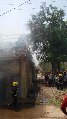 Houses of the houses in Adgaa were burnt: fire broke out | आडगावला कौलारू घरे पेटली : आग आटोक्यात