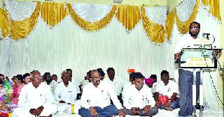 Farmers fight for the road on debt relief | शेतकरी कर्जमुक्तीसाठी रस्त्यावरची लढाई Farmers fight for the road on debt relief | शेतकरी कर्जमुक्तीसाठी रस्त्यावरची लढाई