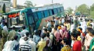 One killed in two accidents; Five serious | दोन अपघातात एक ठार; पाच गंभीर One killed in two accidents; Five serious | दोन अपघातात एक ठार; पाच गंभीर