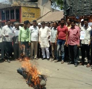 Nawaz Sharif's symbolic statue combustion | नवाज शरीफ यांच्या प्रतीकात्मक पुतळ्याचे दहन Nawaz Sharif's symbolic statue combustion | नवाज शरीफ यांच्या प्रतीकात्मक पुतळ्याचे दहन