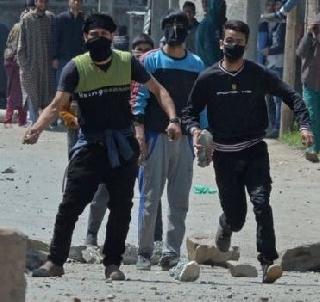 Death of a youth in Srinagar firing by security guards, tension in the area | श्रीनगरमध्ये सुरक्षा रक्षकांच्या गोळीबारात तरूणाचा मृत्यू, परिसरात तणाव Death of a youth in Srinagar firing by security guards, tension in the area | श्रीनगरमध्ये सुरक्षा रक्षकांच्या गोळीबारात तरूणाचा मृत्यू, परिसरात तणाव