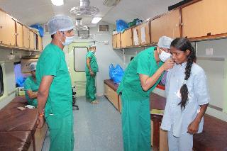 Inspection of the Express Line Express in Sindhudurg | सिंधुदुर्गनगरीत लाईफ लाईन एक्सप्रेसमध्ये तपासणीस प्रारंभ Inspection of the Express Line Express in Sindhudurg | सिंधुदुर्गनगरीत लाईफ लाईन एक्सप्रेसमध्ये तपासणीस प्रारंभ