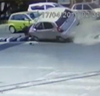 VIDEO-Stunning! 2 killed in driver's car | VIDEO- धक्कादायक ! बेदरकार कार चालकाच्या धडकेत 2 जणांचा मृत्यू VIDEO-Stunning! 2 killed in driver's car | VIDEO- धक्कादायक ! बेदरकार कार चालकाच्या धडकेत 2 जणांचा मृत्यू