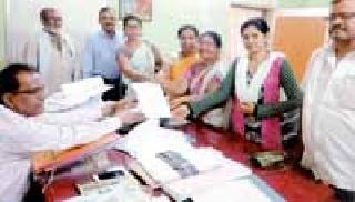 Sarpanchs get delayed getting identity card | सरपंचांना ओळखपत्र मिळण्यास विलंब Sarpanchs get delayed getting identity card | सरपंचांना ओळखपत्र मिळण्यास विलंब