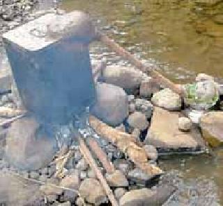 The mud-rum | मोख-आरंभी परिसरात गावठी दारूचा महापूर The mud-rum | मोख-आरंभी परिसरात गावठी दारूचा महापूर