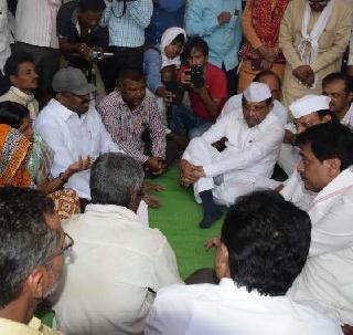 MLAs, MPs do not care though, but they will get relief: Ashok Chavan | आमदारकी, खासदारकी गेली तरी पर्वा नाही पण कर्जमाफी घेणारच: अशोक चव्हाण MLAs, MPs do not care though, but they will get relief: Ashok Chavan | आमदारकी, खासदारकी गेली तरी पर्वा नाही पण कर्जमाफी घेणारच: अशोक चव्हाण