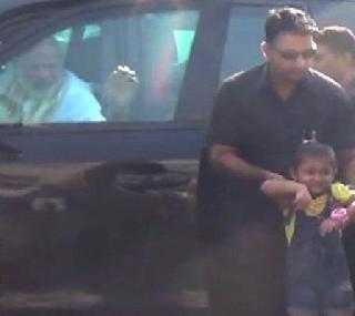 Video: When the Prime Minister stopped for a chimo | Video: जेव्हा चिमुकलीसाठी पंतप्रधानांनी थांबवला गाड्यांचा ताफा Video: When the Prime Minister stopped for a chimo | Video: जेव्हा चिमुकलीसाठी पंतप्रधानांनी थांबवला गाड्यांचा ताफा