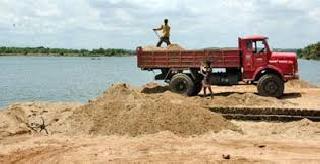 Illegal smuggling; Four tips grabbed | अवैध रेतीची तस्करी; चार टिप्पर पकडले