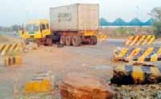 Crashing Trail Naka Trailer | तपासणी नाक्यावर ट्रेलर दुर्घटनाग्रस्त