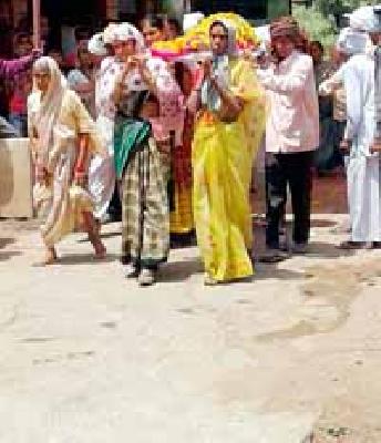 Girls gave their mother shoulders | मुलींनी दिला आईला खांदा