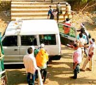 Five students are arrested on the cyber cafe | ‘सायबर कॅफे’वरील धाडीत पाच विद्यार्थी जोडप्यांना अटक Five students are arrested on the cyber cafe | ‘सायबर कॅफे’वरील धाडीत पाच विद्यार्थी जोडप्यांना अटक