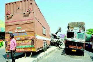 Container shock on the divider | दुभाजकावर कंटेनर धडकला Container shock on the divider | दुभाजकावर कंटेनर धडकला