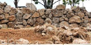 A wall collapsed on the wall, the incident happened at Akhapur in Sangola taluka | भिंतच अंगावर कोसळून मजूर ठार,सांगोला तालुक्यातील एखतपूर येथील घटना A wall collapsed on the wall, the incident happened at Akhapur in Sangola taluka | भिंतच अंगावर कोसळून मजूर ठार,सांगोला तालुक्यातील एखतपूर येथील घटना