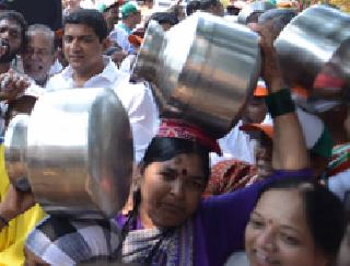 Women's Handbook on Nimbalkar Gram Panchayat | निंबळक ग्रामपंचायतीवर महिलांचा हंडामोर्चा Women's Handbook on Nimbalkar Gram Panchayat | निंबळक ग्रामपंचायतीवर महिलांचा हंडामोर्चा