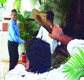 Information Commissioner Gaekwad was beheaded in Aurangabad | माहिती आयुक्त गायकवाड यांना औरंगाबादमध्ये बेदम मारहाण Information Commissioner Gaekwad was beheaded in Aurangabad | माहिती आयुक्त गायकवाड यांना औरंगाबादमध्ये बेदम मारहाण