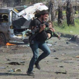 Keeping the camera alive, keeping the camera down, "he" took it | चिमुरड्याचा जीव वाचवण्यासाठी कॅमेरा खाली ठेवून "त्याने" घेतली धाव