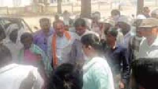 Farmers' Occupation of Nafed Officer | नाफेडच्या अधिकाऱ्याला शेतकऱ्यांचा घेराव Farmers' Occupation of Nafed Officer | नाफेडच्या अधिकाऱ्याला शेतकऱ्यांचा घेराव