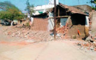 Encroachment deleted; Literature is on the road | अतिक्रमण हटविले; साहित्य रस्त्यावरच Encroachment deleted; Literature is on the road | अतिक्रमण हटविले; साहित्य रस्त्यावरच