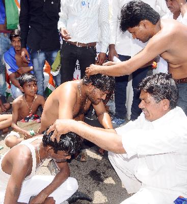 Refuse to do shave to apply the property | घरपट्टी लागू करण्यासाठी मुंडण करत निषेध