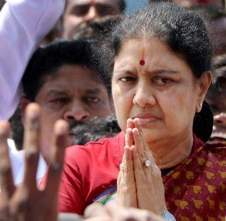 Shashiq and his family get out of the party | शशिकला व कुटुंबीयांना पक्षातून बाहेर रस्ता