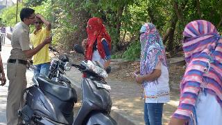 Parents of child laborers will have to face simple imprisonment | बालहट्टापायी पालकांना सोसावी लागणार साध्या कैदेची शिक्षा Parents of child laborers will have to face simple imprisonment | बालहट्टापायी पालकांना सोसावी लागणार साध्या कैदेची शिक्षा