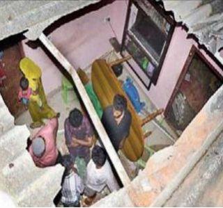 Above! The roof collapsed and the house collapsed elephants | अबब ! छप्पर फाडून घरात कोसळला हत्ती