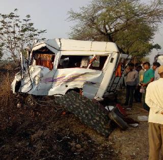 7 people die after showing devastation, family death | देवदर्शन करुन परतणा-या कुटुंबावर काळाचा घाला, 7 जणांचा मृत्यू 7 people die after showing devastation, family death | देवदर्शन करुन परतणा-या कुटुंबावर काळाचा घाला, 7 जणांचा मृत्यू