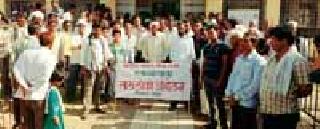 The angry villagers locked the pHC | संतप्त ग्रामस्थांनी पीएचसीला ठोकले कुलूप The angry villagers locked the pHC | संतप्त ग्रामस्थांनी पीएचसीला ठोकले कुलूप