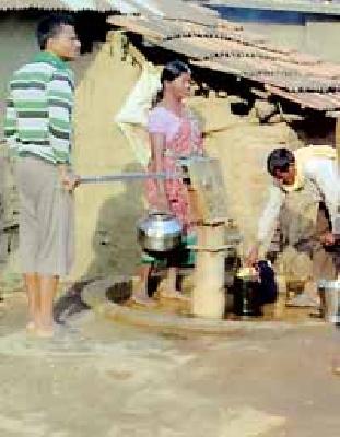 Hundreds of handpumps closed | शेकडो हातपंप बंद