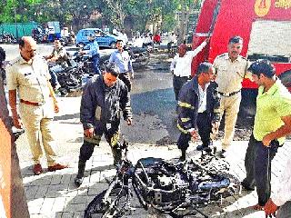 Kalanagara bicycling took place | कलानगरला दुचाकीने घेतला पेट Kalanagara bicycling took place | कलानगरला दुचाकीने घेतला पेट