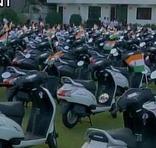 Businessman gave two-wheeler gift to the employees as hard work | कर्मचा-यांना मेहनतीचं फळ म्हणून व्यापा-याने दिल्या दुचाकी भेट