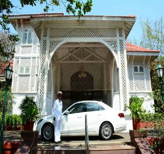 The Governor has removed the red light on the car | राज्यपालांनी गाडीवरील लाल दिवा उतरविला The Governor has removed the red light on the car | राज्यपालांनी गाडीवरील लाल दिवा उतरविला