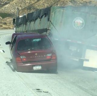 VIDEO: Nile car with a highway truck for one and a half kilometers | VIDEO: हायवेवर ट्रकने दीड किलोमीटरपर्यंत फरफटत नेली कार VIDEO: Nile car with a highway truck for one and a half kilometers | VIDEO: हायवेवर ट्रकने दीड किलोमीटरपर्यंत फरफटत नेली कार