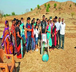 Worshiping the father by performing Shramdan | श्रमदान करून वडिलांना वाहिली आदरांजली