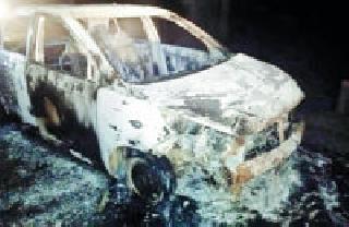 Shortcricket car fire | शॉर्टसर्किटने कारला आग Shortcricket car fire | शॉर्टसर्किटने कारला आग