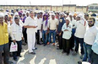Farmers stirred up the grader | शेतकरी ग्रेडरवर भडकले Farmers stirred up the grader | शेतकरी ग्रेडरवर भडकले