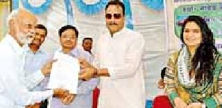 Railway project affected people get paid in the village | रेल्वे प्रकल्पग्रस्तांना गावातच मोबदला Railway project affected people get paid in the village | रेल्वे प्रकल्पग्रस्तांना गावातच मोबदला