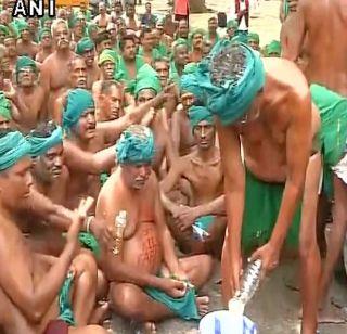 Farmers drink urine for debt waiver, warns given to eat feathers tomorrow | कर्जमाफीसाठी शेतकरी प्यायले मूत्र, उद्या विष्ठा खाण्याचा दिला इशारा Farmers drink urine for debt waiver, warns given to eat feathers tomorrow | कर्जमाफीसाठी शेतकरी प्यायले मूत्र, उद्या विष्ठा खाण्याचा दिला इशारा