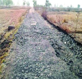 Chilhe- Dekkanna road crumbled | चिल्हे- देवकान्हे रस्ता उखडला Chilhe- Dekkanna road crumbled | चिल्हे- देवकान्हे रस्ता उखडला