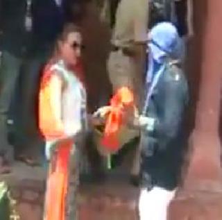 Demonstrations against Shivsena's Taj Mahal as it prevents the models with saffron scarves | मॉडेल्सना भगव्या स्कार्फसह रोखले म्हणून शिवसेनेची ताजमहालसमोर निदर्शने Demonstrations against Shivsena's Taj Mahal as it prevents the models with saffron scarves | मॉडेल्सना भगव्या स्कार्फसह रोखले म्हणून शिवसेनेची ताजमहालसमोर निदर्शने