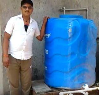 VIDEO: 'Sanjay' who gives water to thirsty families | VIDEO : तहानलेल्या कुटुंबीयांना पाणी देणारा ‘संजय’