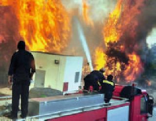 Responsible for setting fire on untrained employees | अप्रशिक्षित कर्मचाऱ्यांवर आग विझविण्याची जबाबदारी Responsible for setting fire on untrained employees | अप्रशिक्षित कर्मचाऱ्यांवर आग विझविण्याची जबाबदारी