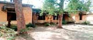 Crores of tenements are in the house | कोट्यवधींच्या सदनिका भंगारावस्थेत